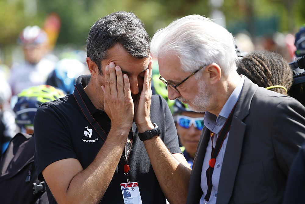 Javier Guillen has a discussion with UCI president Brian Cookson