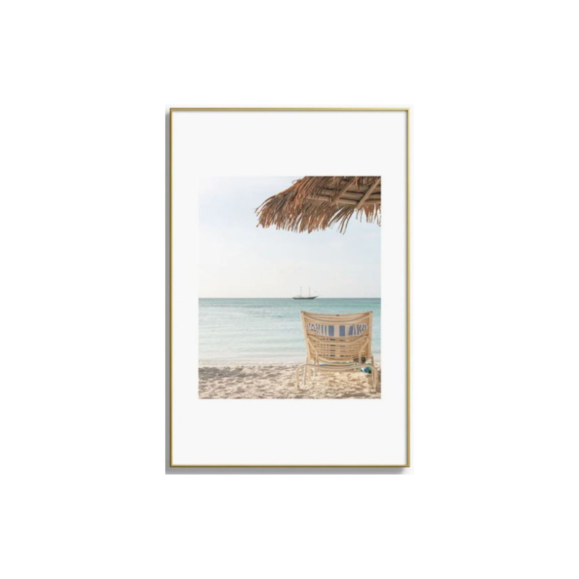 Mural kursi pantai di tepi laut