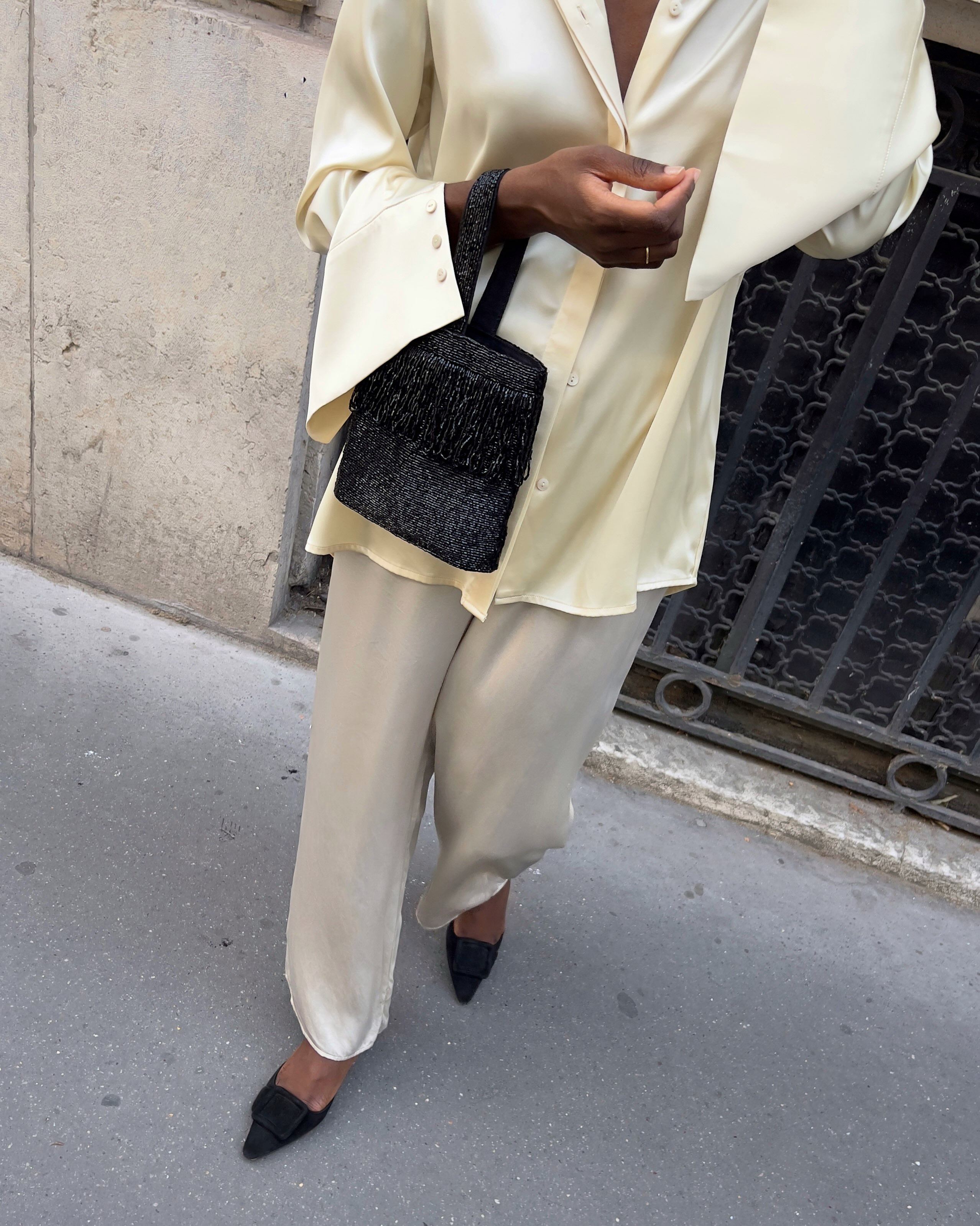 A woman wearing minimalist fall 2026 outfit idea.