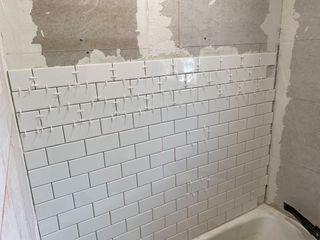 Tiling a bathroom wall
