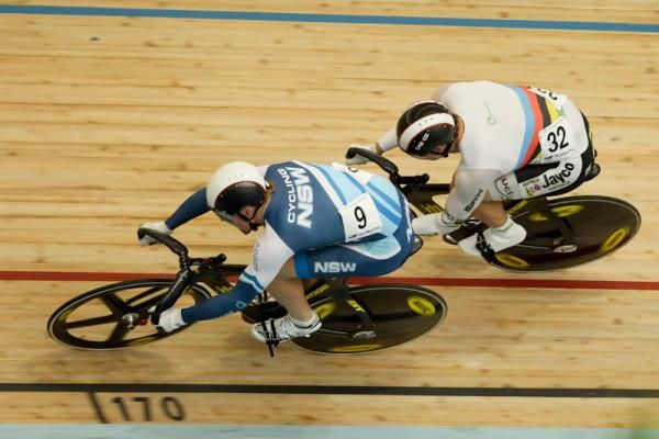 Shane Perkins and Peter Lewis battle it out in the Keirin heats.