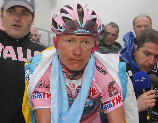 Alexandre Vinokourov (Astana) doesn't look very happy after finishing stage 8, though he kept his maglia rosa.