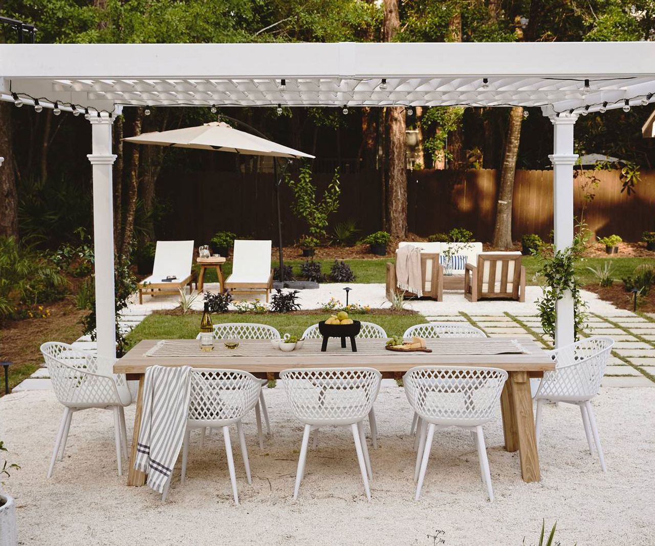 How to make a backyard look bigger 8 spaceenhancing tricks Homes & Gardens