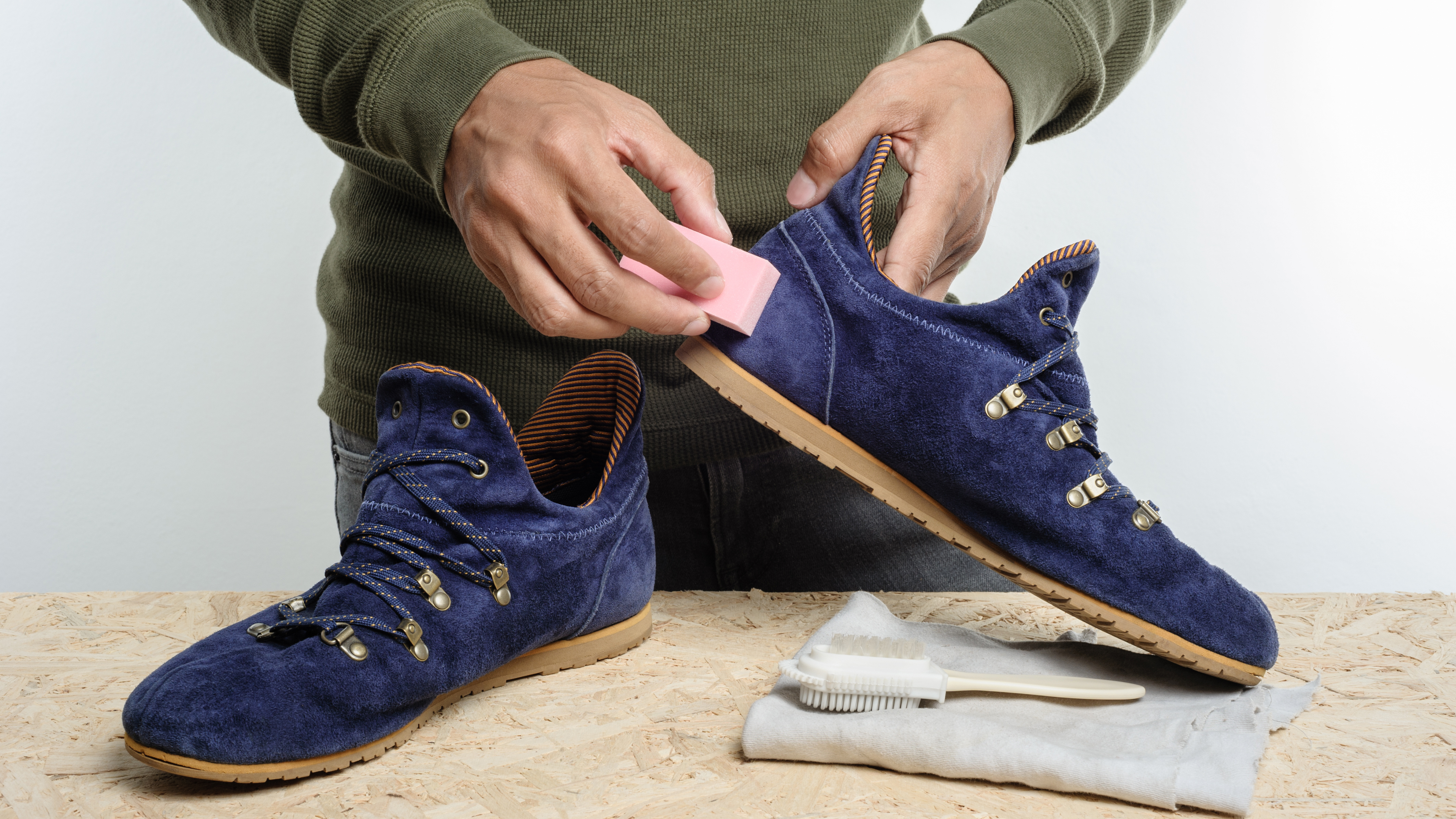 Suede eraser to remove marks on shoes