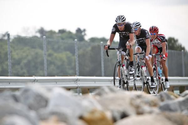 The break maintains its gap as they cross over the dam.