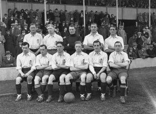 Harry Chambers (third from the right, bottom row) with the England football team in October 1922.