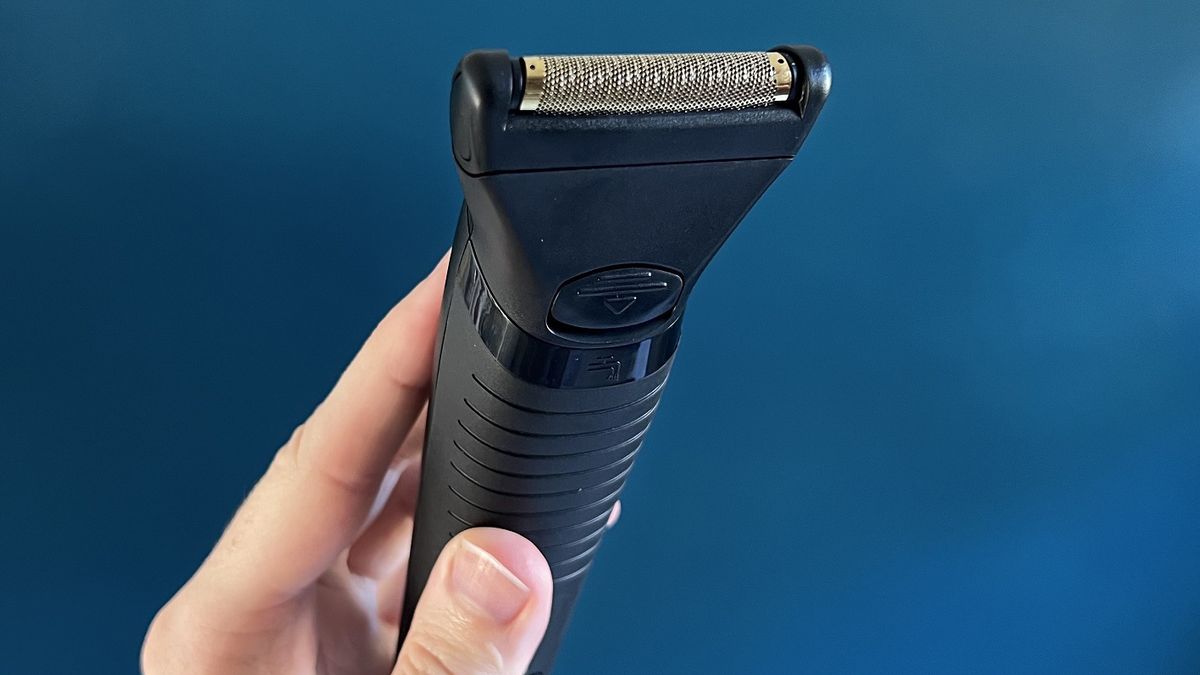 Remington T-Series razor in reviewer's hand