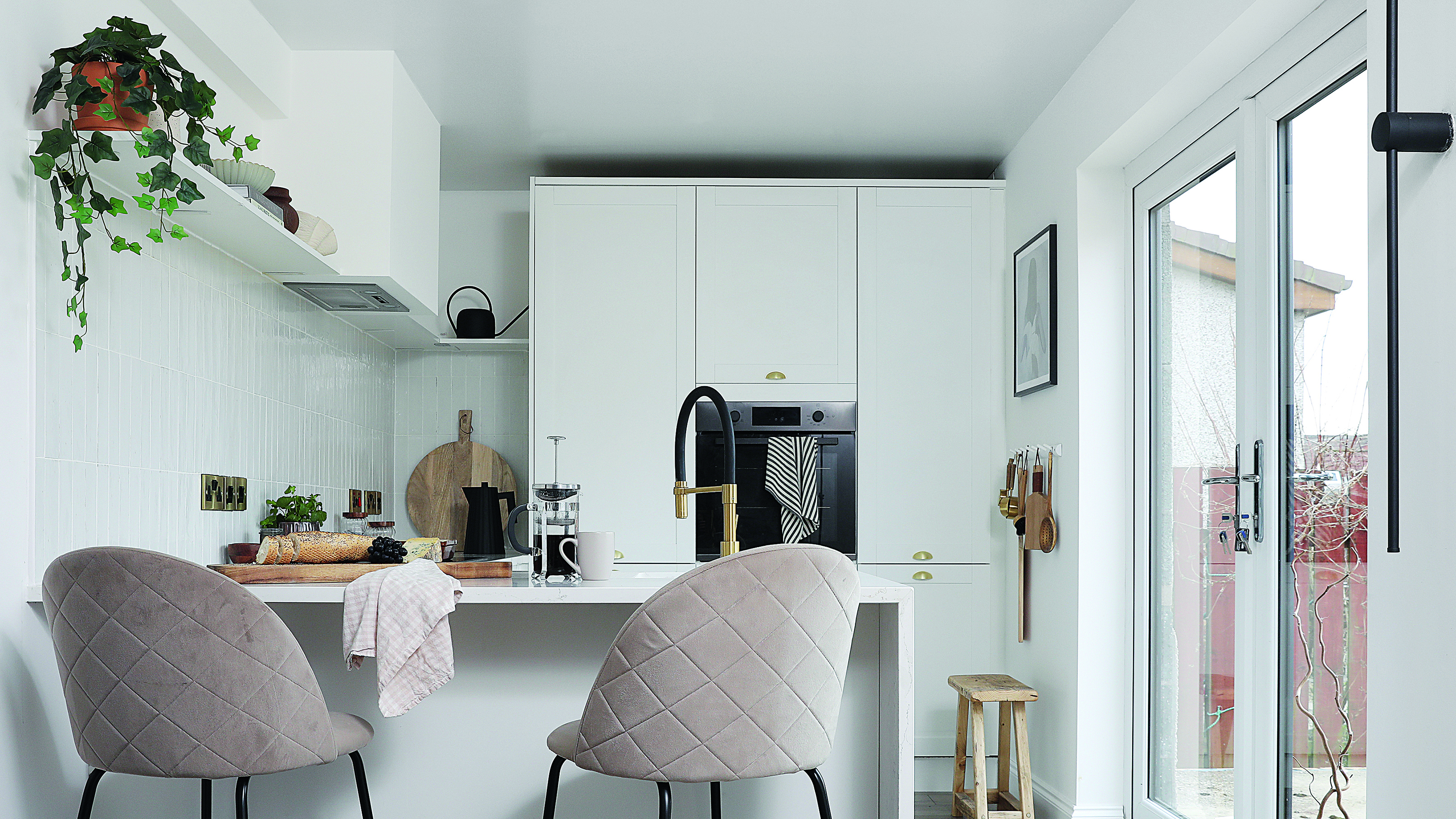 Small white kitchen with peninsula