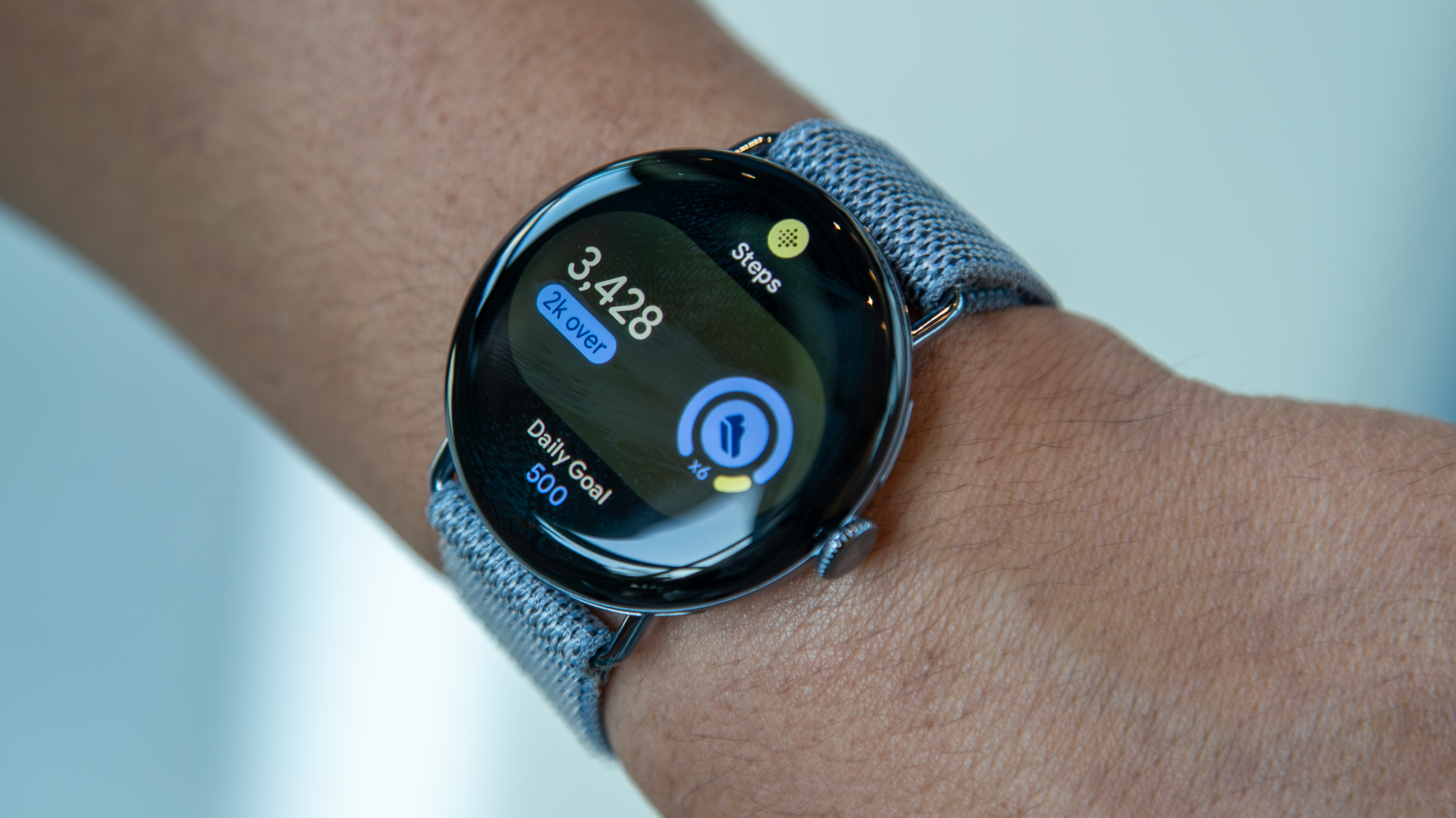Pixel Watch 4 Fitbit Steps Tile in blue
