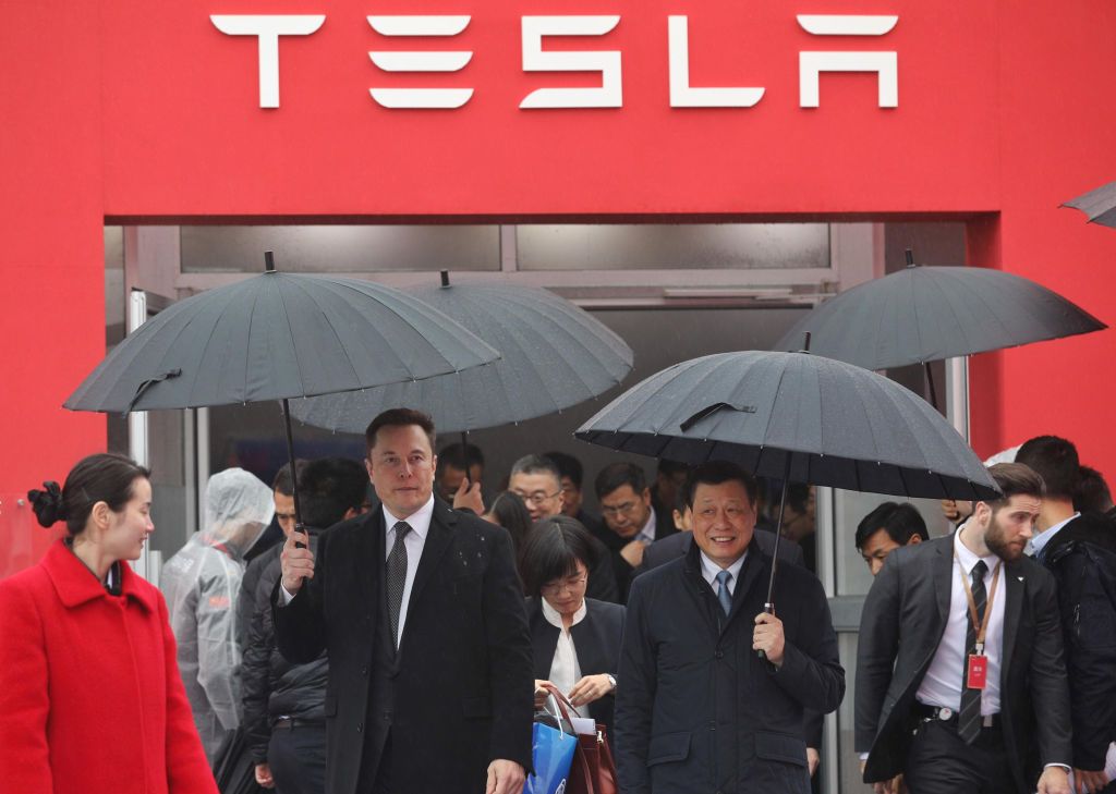 Tesla CEO Elon Musk and Shanghai Mayor Ying Yong.