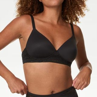 A MODELW EARING M&S BODY SOFT BRA