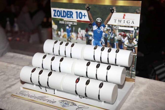 Cipollini gave a bracelet to each member of the Italian Zolder 2002 squad
