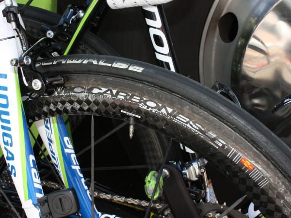 The as-yet-unnamed Mavic prototype uses a 55mm-deep all-carbon tubular rim and bladed stainless steel spokes.