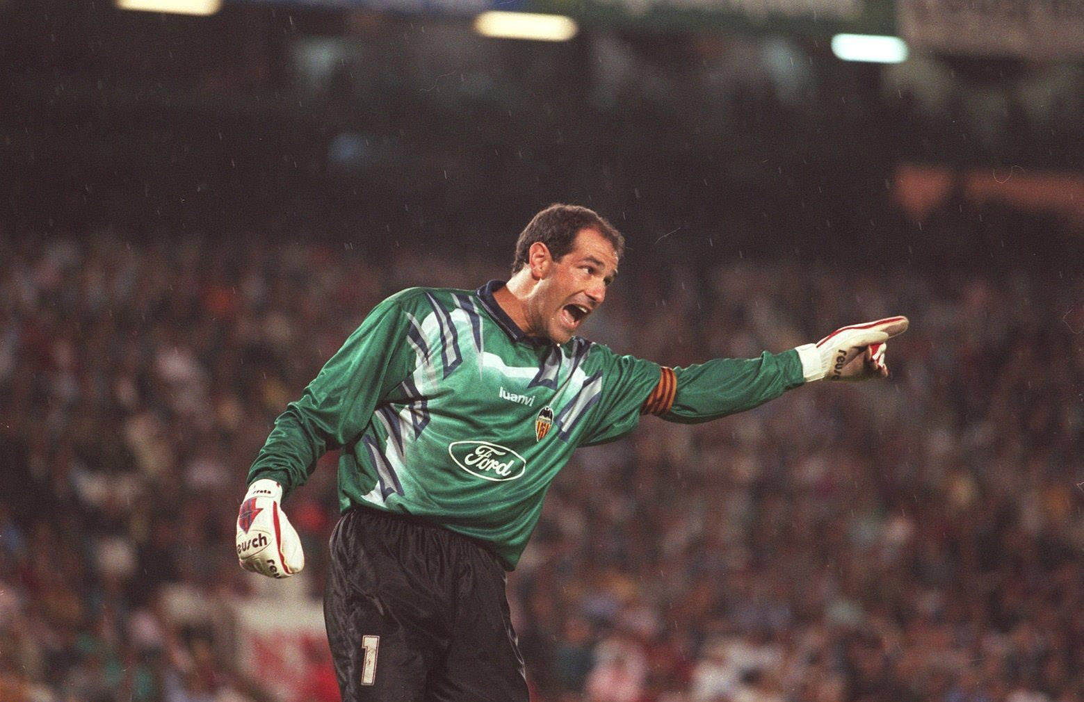 Andoni Zubizarreta in action for Valencia in 1996.