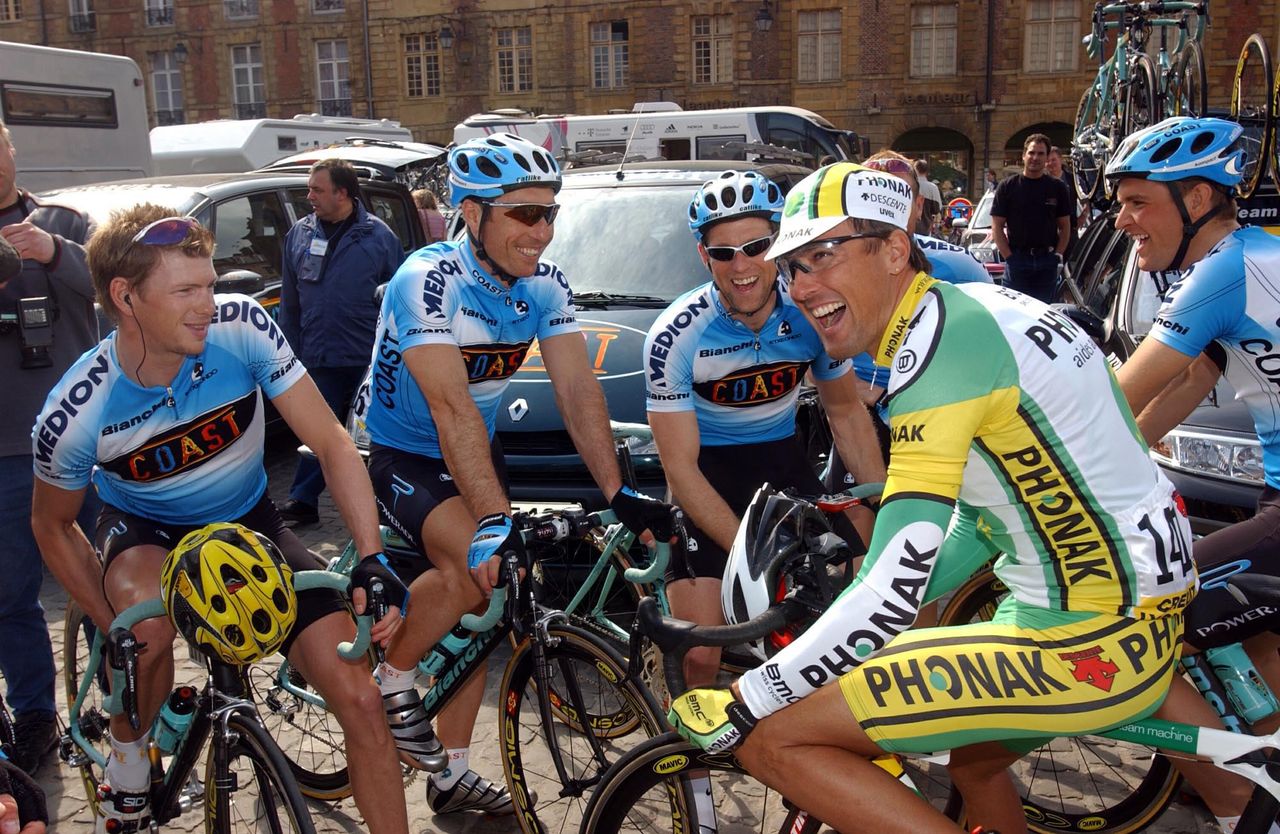 Alex Zulle chats with his former Coast teammates at Criterium International in 2003.
