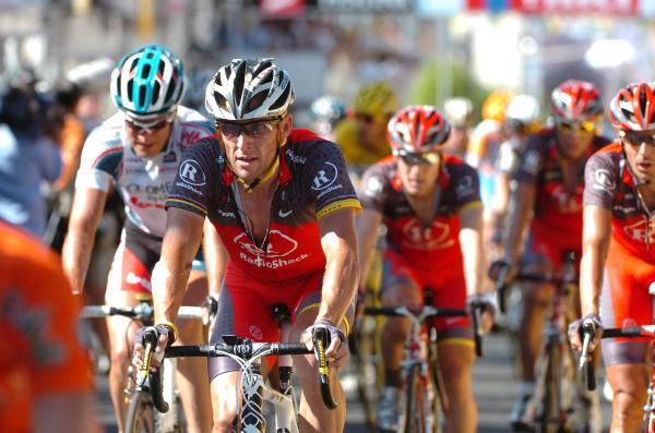Lance Armstrong (RadioShack) rolls in.
