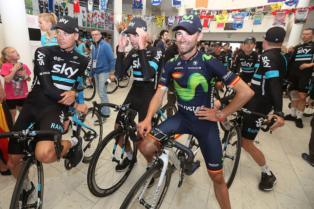 Alejandro Valverde waits for the Movistar introduction