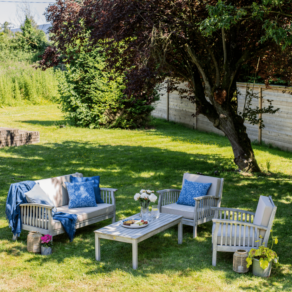 树下花园草坪上的露台家具