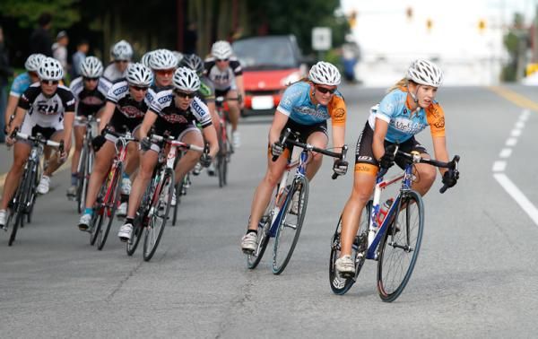Jasmin Glaesser (Local Ride/Dr. Vie Superfoods) leading the group through turn 1
