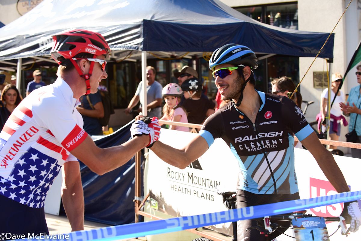 Todd Wells (Specialized) and Fernando Paez (Raleigh Clement) wish each other good fortunes at the start