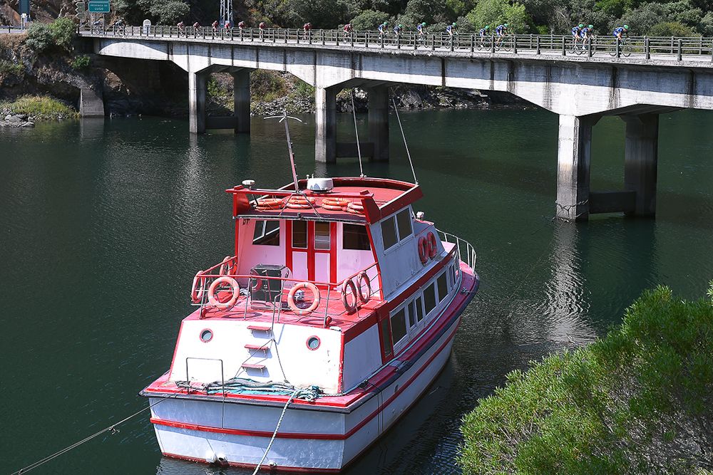 Boaters have a front-row seat of the Vuelta's sixth stage.
