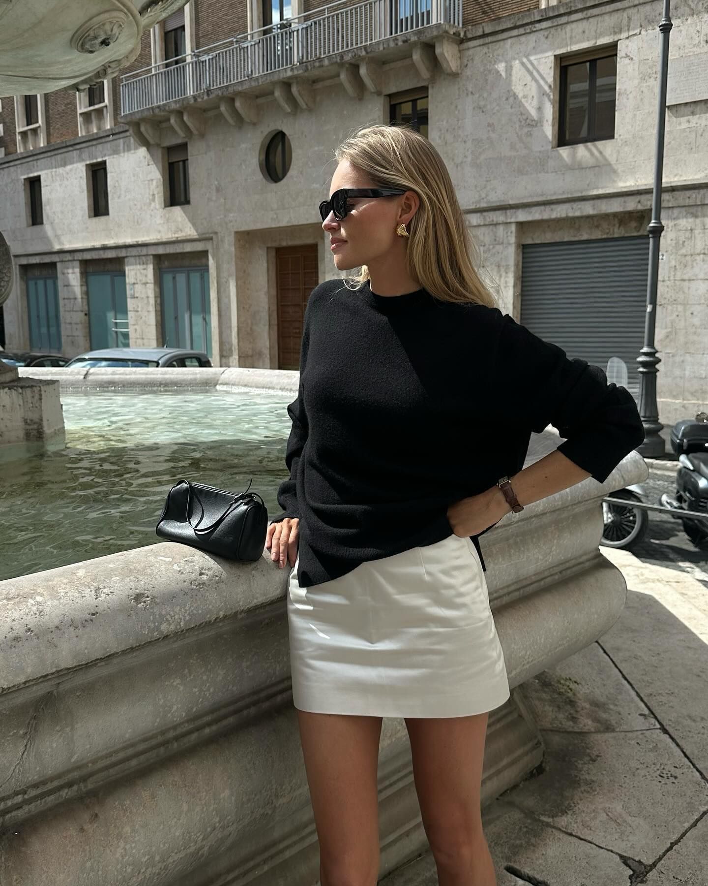 Woman wearing a summer outfit with a miniskirt.