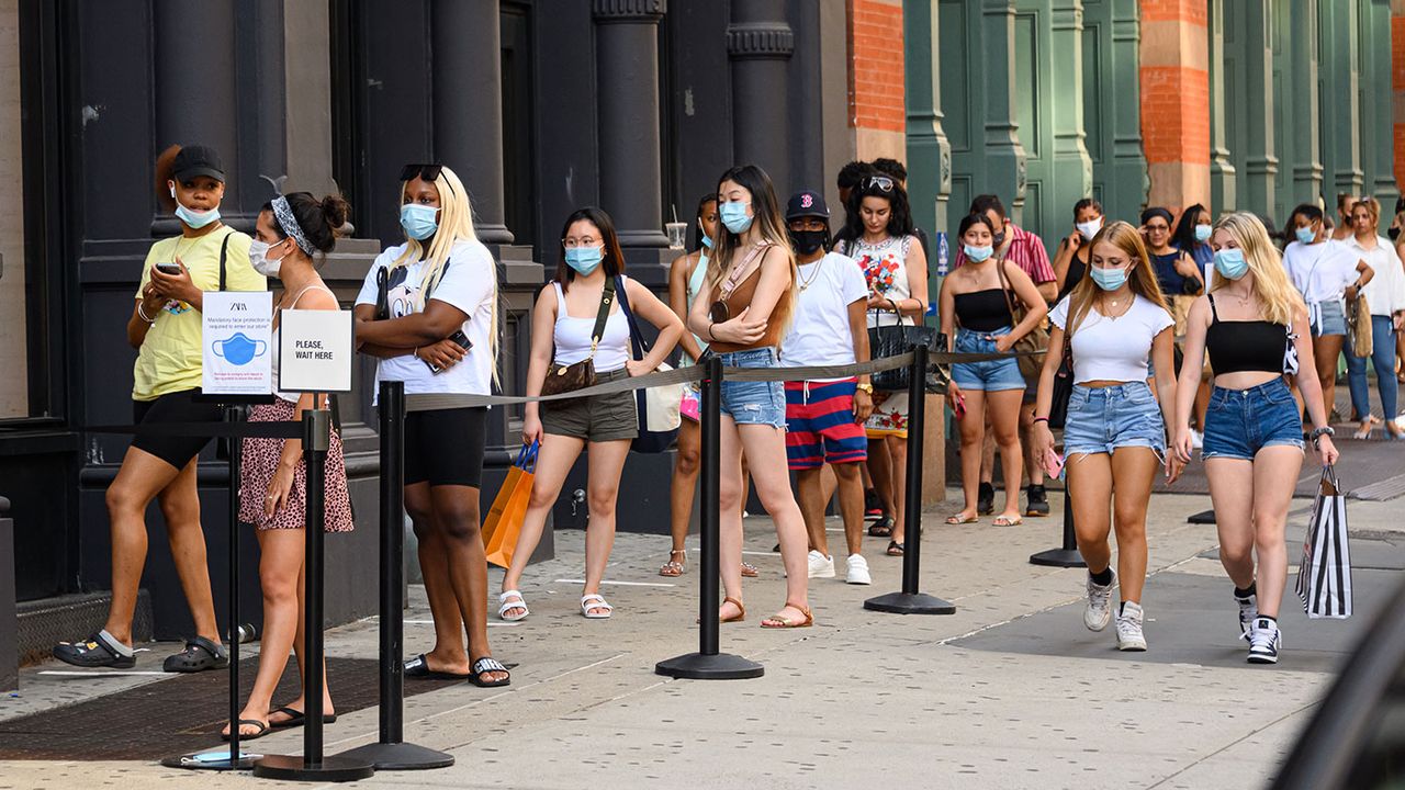 Shoppers queuing outside a shop in the US © Getty images