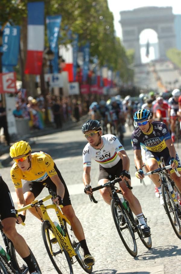 Wiggins leads Cavendish to the line