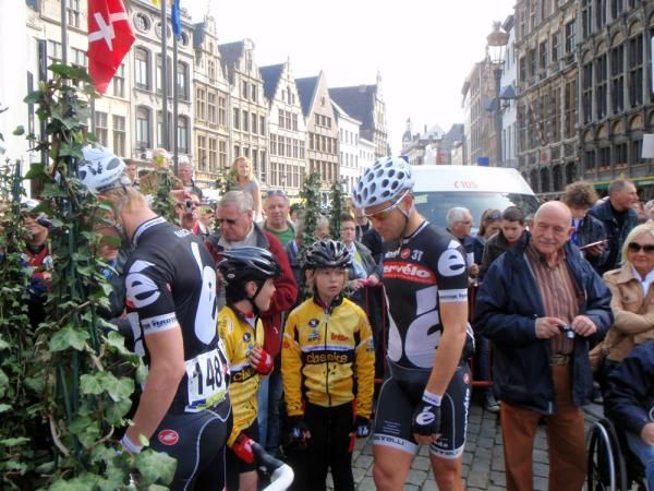 Thor Hushovd (Cervelo TestTeam) arrives at the start on Wednesday morning