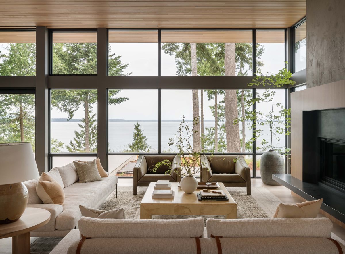 Faites le tour de cette maison au bord du lac d'inspiration scandinave qui est une leçon sur le mélange de style vintage ultra-moderne et décalé