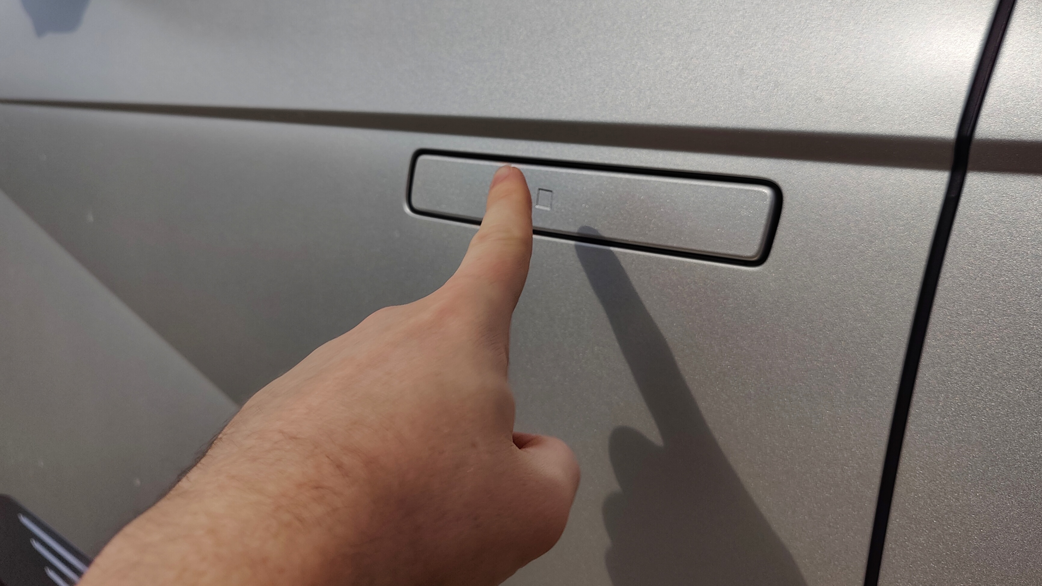 Finger pressing sensor on door handle of Ioniq 5
