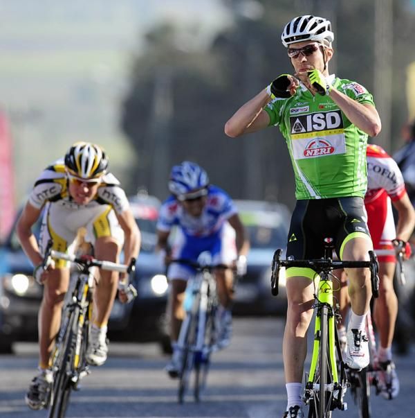 With the victory Giovanni Visconti kisses his ring, a gift from his girlfriend.