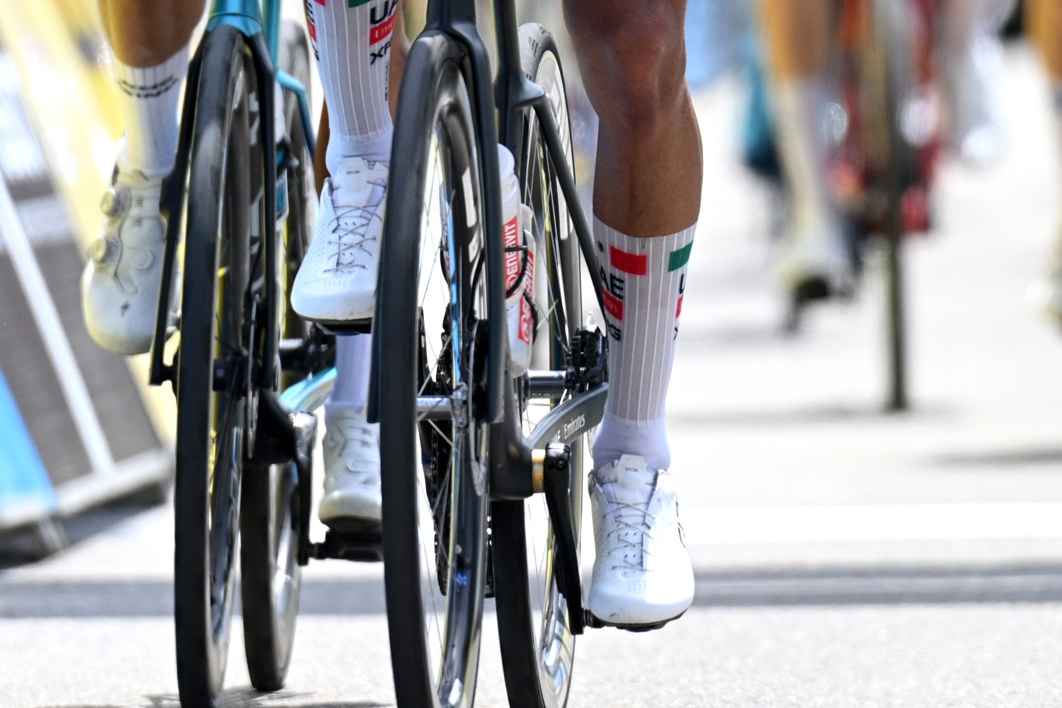 La chaussure d'Isaac Del Toro au Tour Auvergne-Roine-Alpes 2026