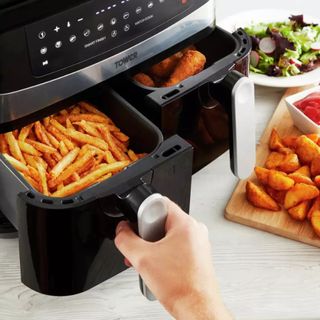 Image of chips being cooked in Tower T17088 9L Dual Basket Vortx Air Fryer