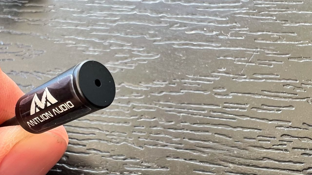 Antlion Kimura Duo i n&auml;rbild p&aring; ett bord
