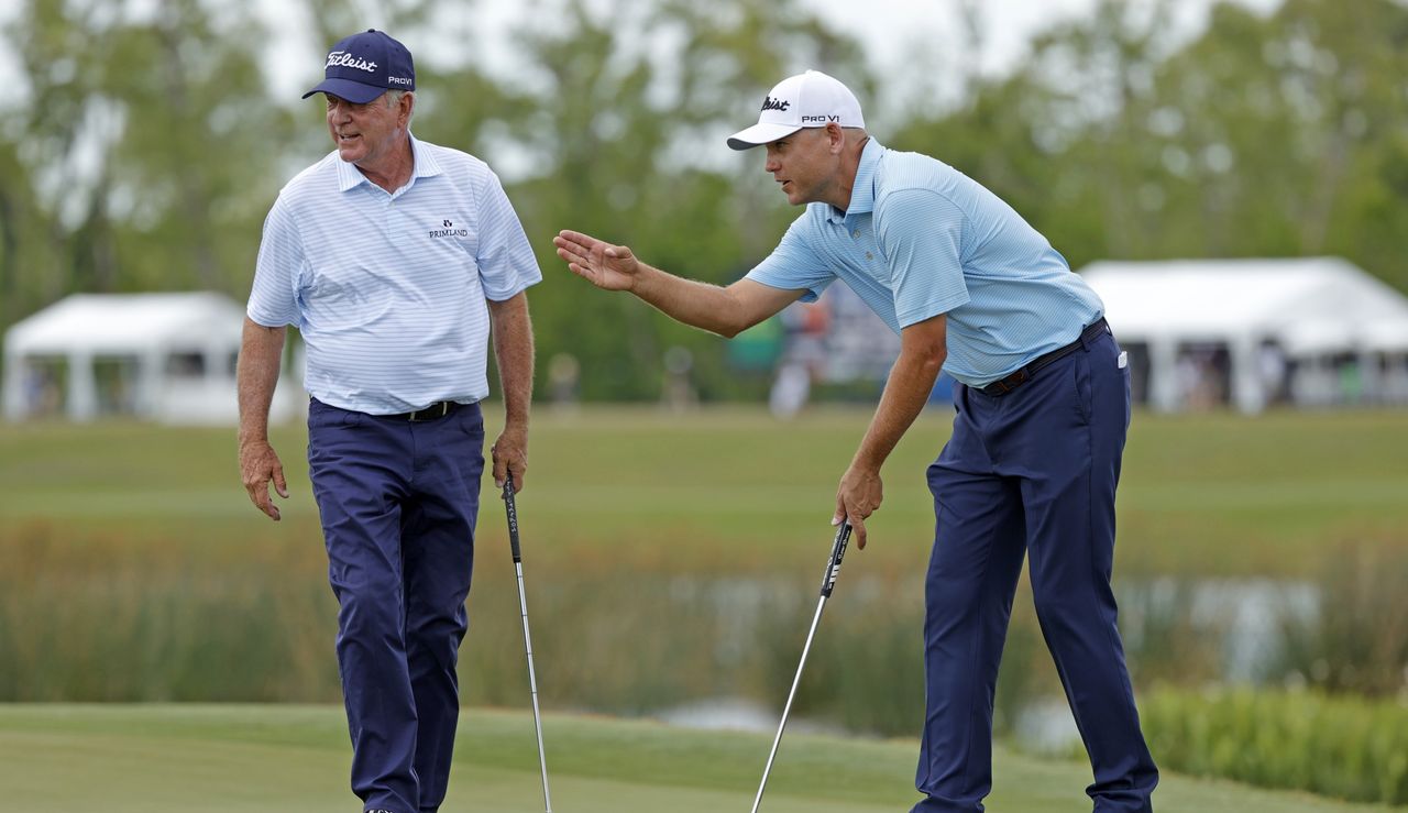 Haas lines up a putt