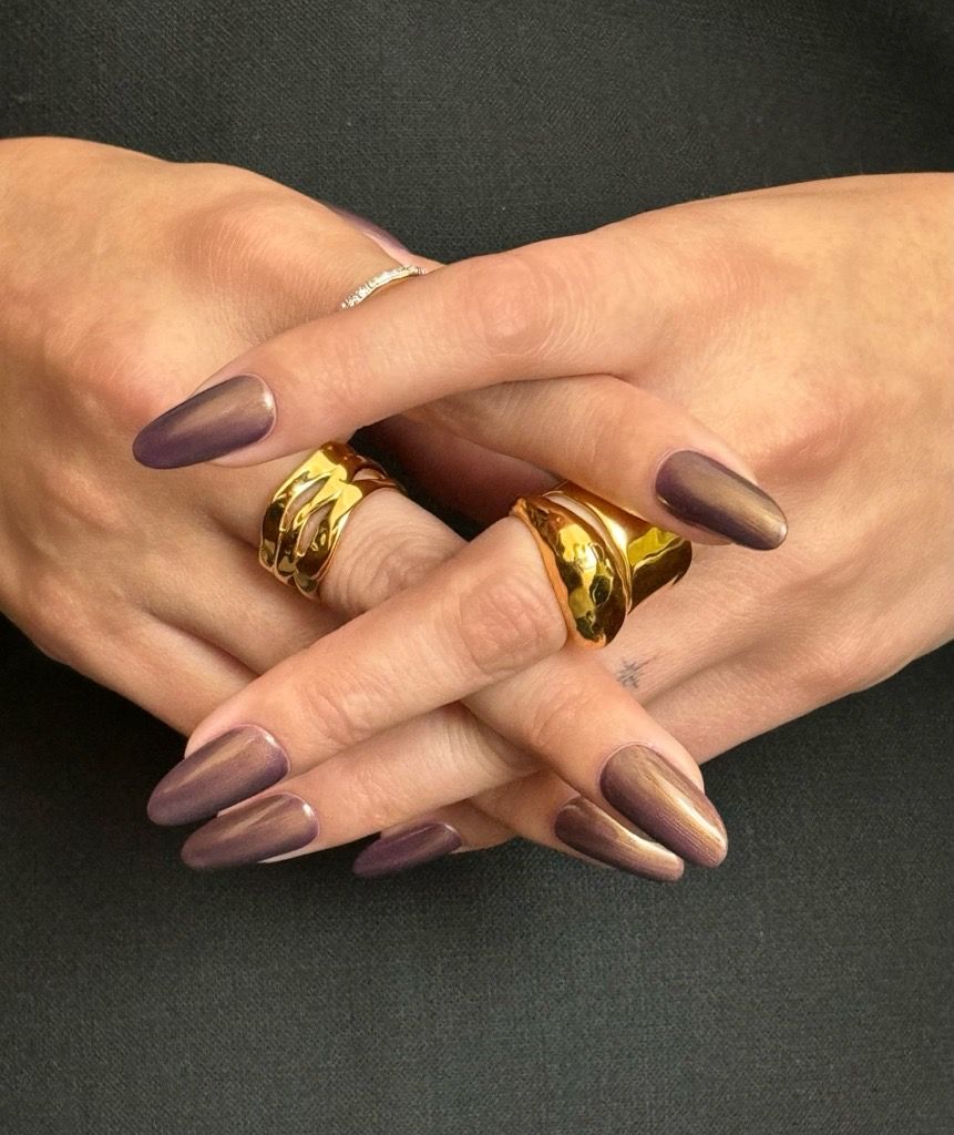 Photo of Selena Gomez with a coffee chrome manicure