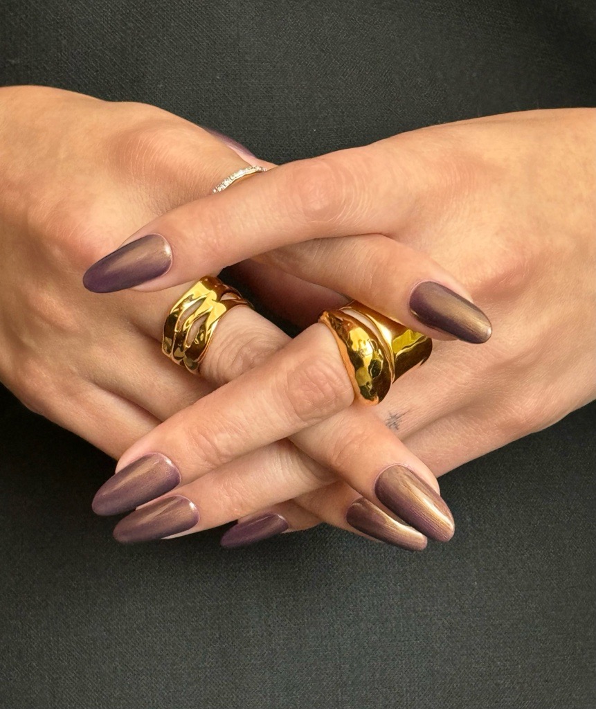 Photo of Selena Gomez with a coffee chrome manicure