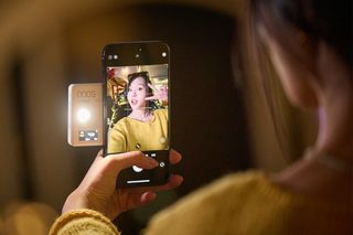 Godox MA5R's selfie light being used on a phone by someone taking a selfie