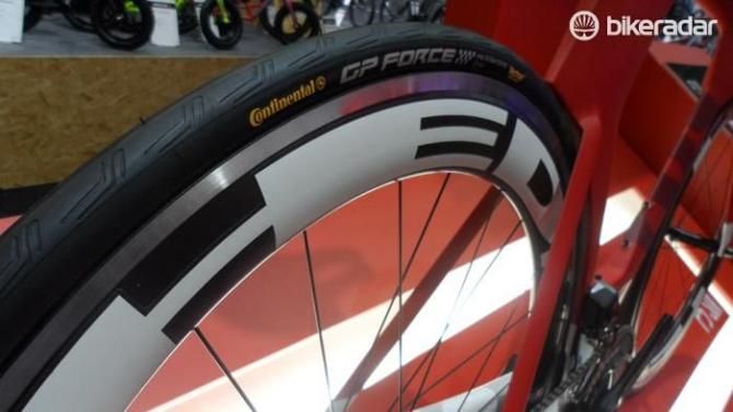 The P5's running gear is upgraded to HED Jet 6 wheels shod in Continental's Force/Attack combo