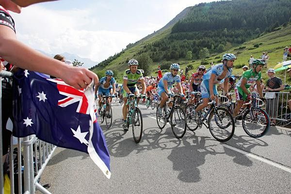 An Aussie fan cheers on Robbie McEwen at the front of the sprinters group.