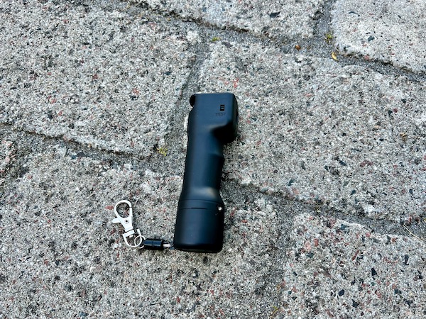 Plegium Smart Försvarsspray mot en grå bakgrund.