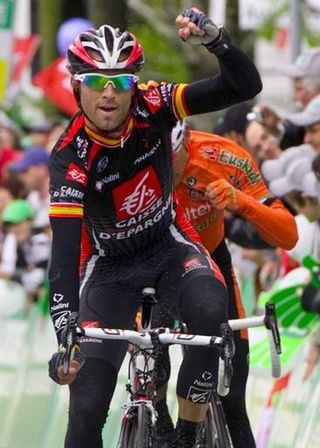 Alejandro Valverde (Caisse d'Epargne) celebrates as Igor Antón (Euskaltel-Euskadi) punches the air in anguish