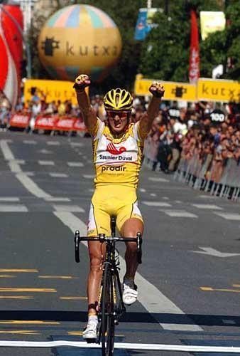Constantino Zaballa (Saunier Duval-Prodir) takes the win in San Sebastian