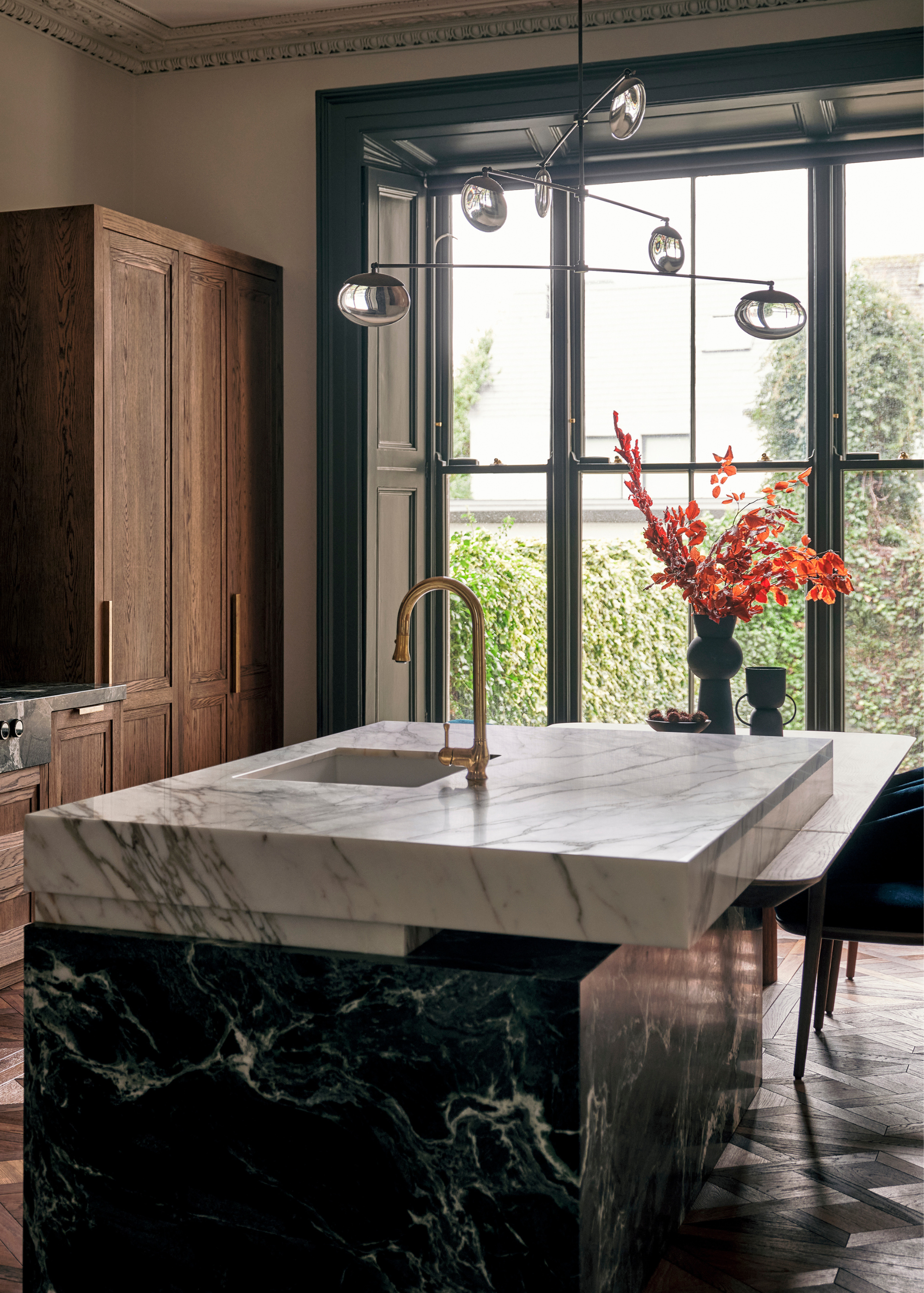 Period kitchen with wooden cabinet and a mixed marble island