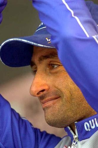 Paolo Bettini (Quickstep) salutes from the podium