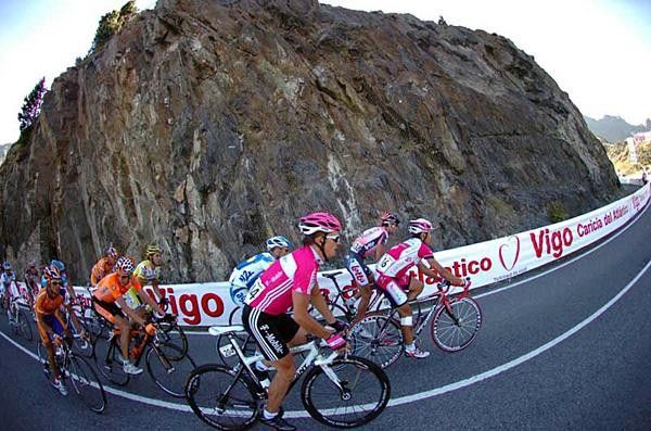The riders head up the Arcal&iacute;s.