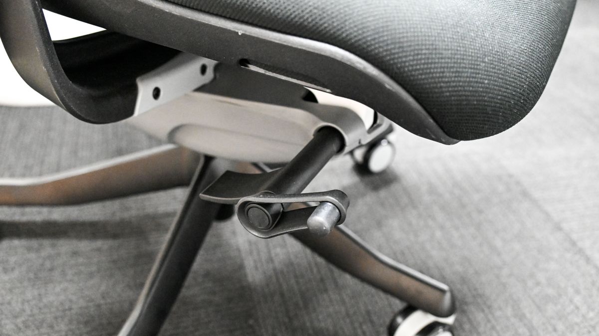Desky Pro Plus Ergonomic Chair seat height adjustment lever and crank