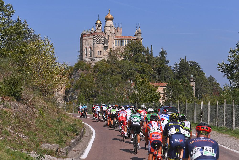 The peloton in action in Giro dell'Emilia