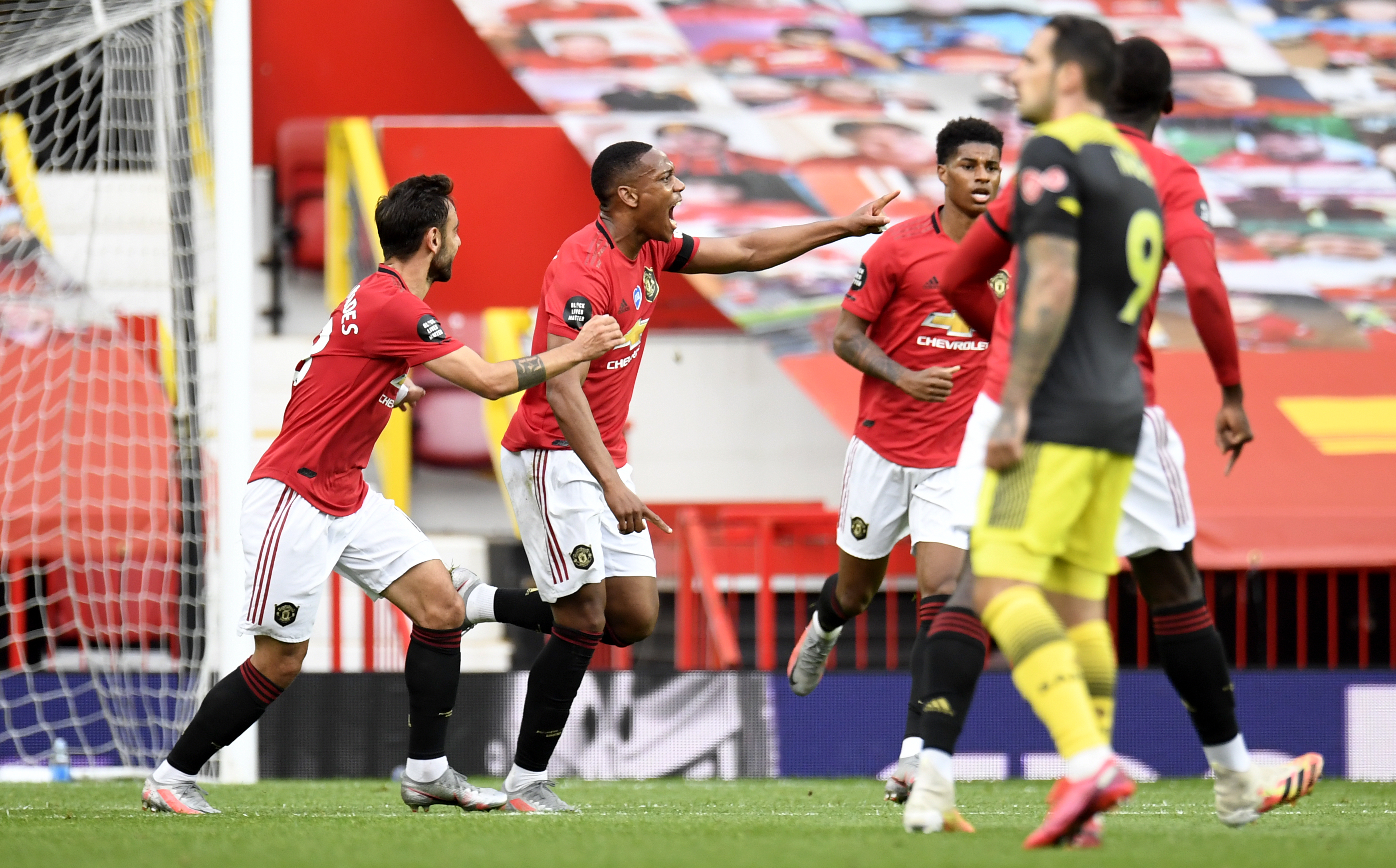 Anthony Martial comemora o segundo do Manchester United contra o Southampton